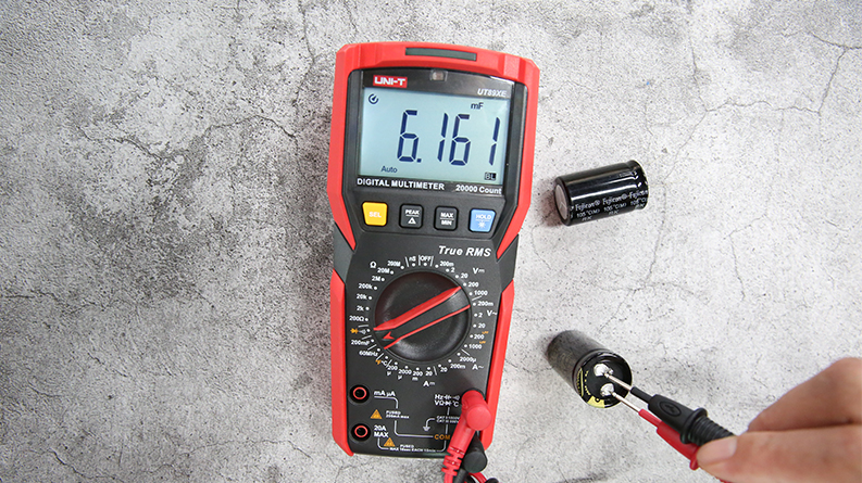 Kỹ sư sử dụng đồng hồ vạn năng UNI-T UT89X đo tụ điện